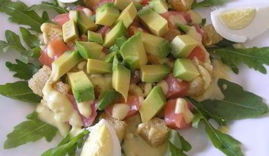 цезарь с семгой на листьях руколы