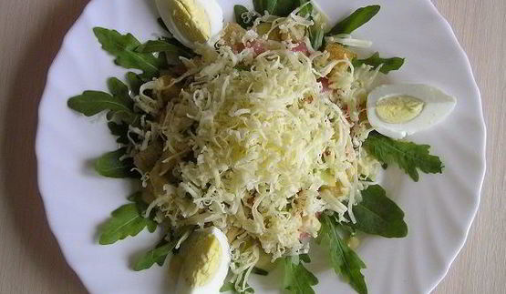 цезарь с семгой на листьях руколы