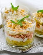 Слоеный салат с копченой горбушей