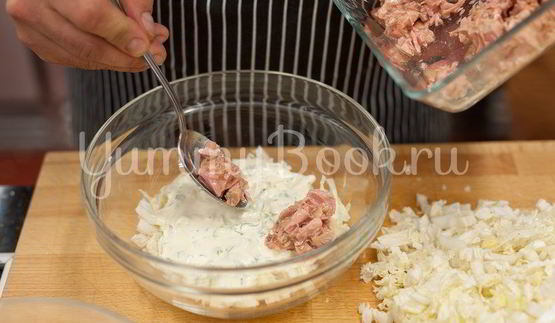 слоеный салат с тунцом и пекинской капустой