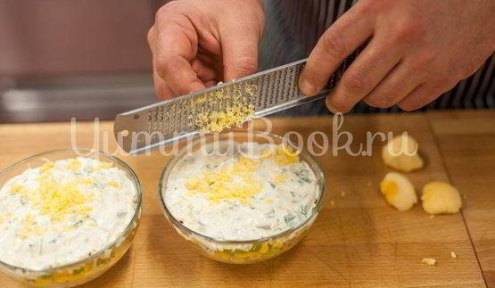 слоеный салат с тунцом и пекинской капустой