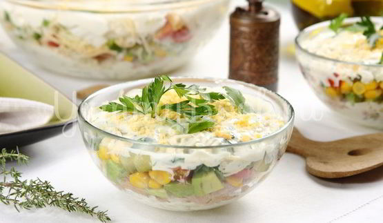 слоеный салат с тунцом и пекинской капустой