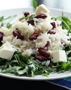 Теплый салат из риса с фасолью и козьим сыром