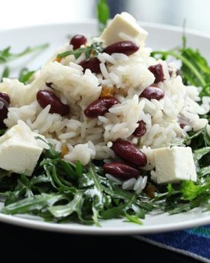 Теплый салат из риса с фасолью и козьим сыром