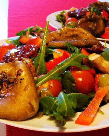 Рецепт теплого салата с устричными вешенками и руколой