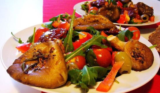 теплый салат с устричными вешенками и руколой