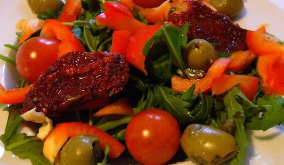 теплый салат с устричными вешенками и руколой