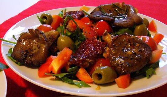 теплый салат с устричными вешенками и руколой