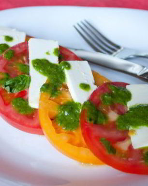 Помидоры с фетой и базиликовым винегретом