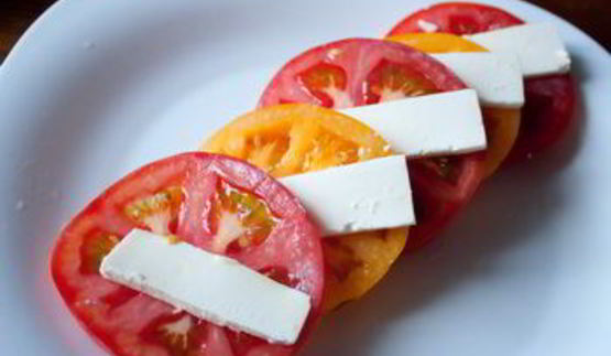 помидоры с фетой и базиликовым винегретом