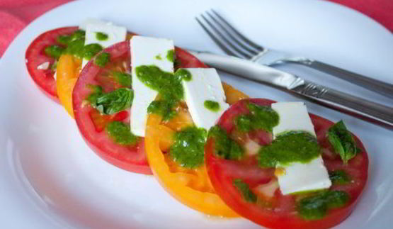 помидоры с фетой и базиликовым винегретом