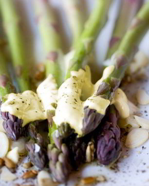 Спаржа с винегретом из фундука