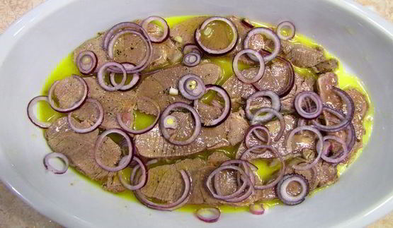 телятина, маринованная в соусе винегрет с репчатым луком