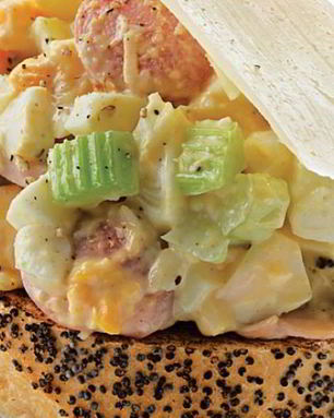 Яичный салат с пармезаном и сосисками