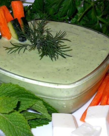 Рецепт соуса из феты с чесноком и зеленью