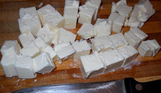 соус из феты с чесноком и зеленью