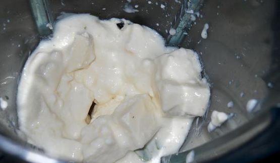 соус из феты с чесноком и зеленью