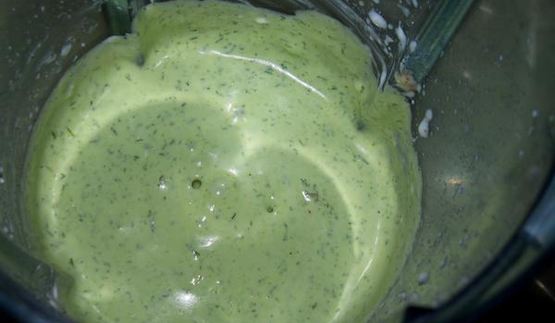 соус из феты с чесноком и зеленью