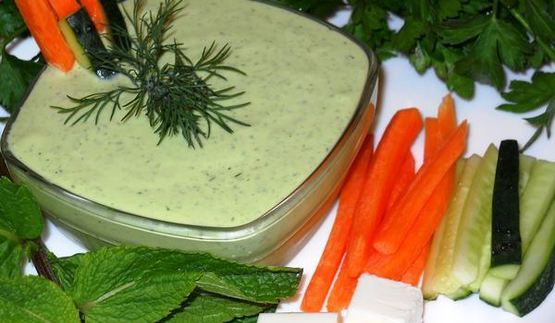 соус из феты с чесноком и зеленью