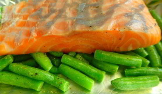 лосось с соусом песто