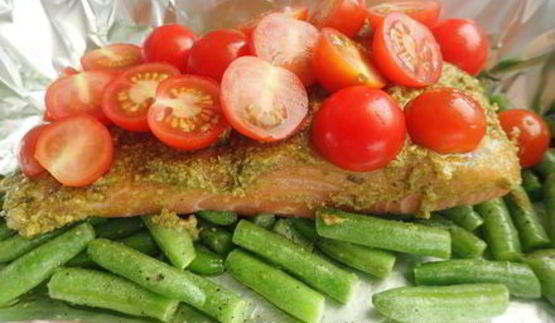 лосось с соусом песто