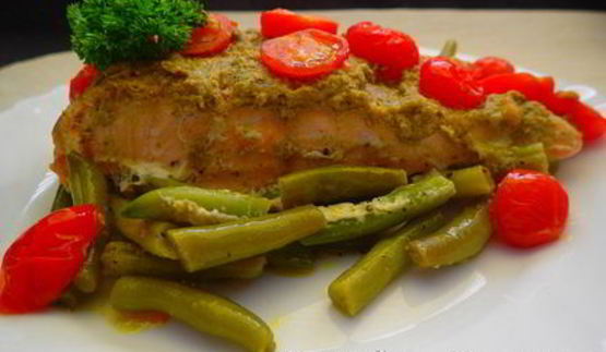 лосось с соусом песто