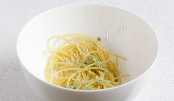спагетти с соусом песто