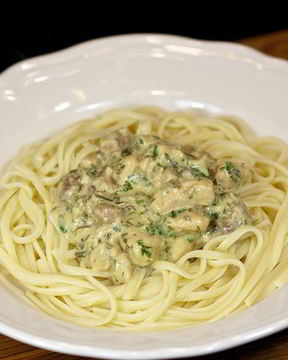 Соус с курицей и грибами