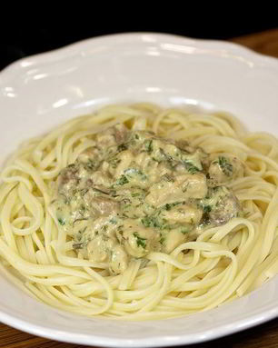 Соус с курицей и грибами