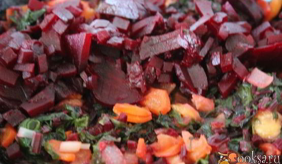 летний борщ со свекольными листьями