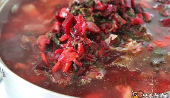 летний борщ со свекольными листьями