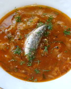 Постный борщ с килькой в томате