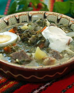 Зеленый борщ со щавелем и яйцом