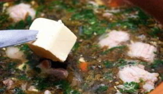 зеленый борщ со щавелем и яйцом