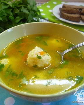 Бульон с клецками из сыра