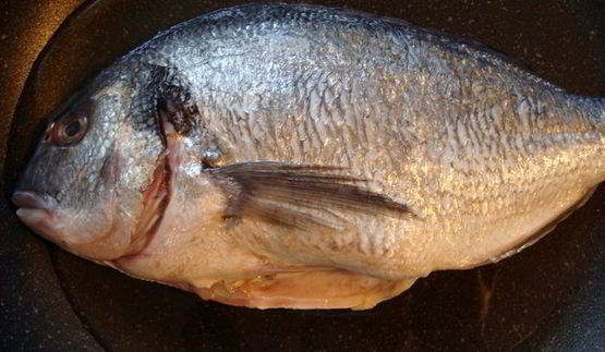 дорада в сумасшедшем бульоне