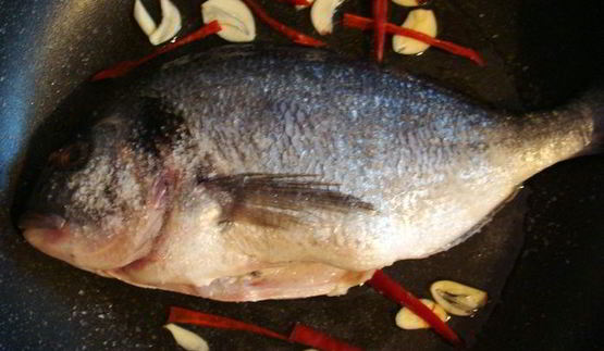 дорада в сумасшедшем бульоне