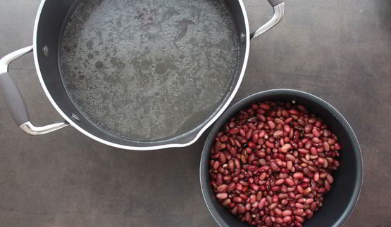 фасолевый суп на говяжьем бульоне со свининой