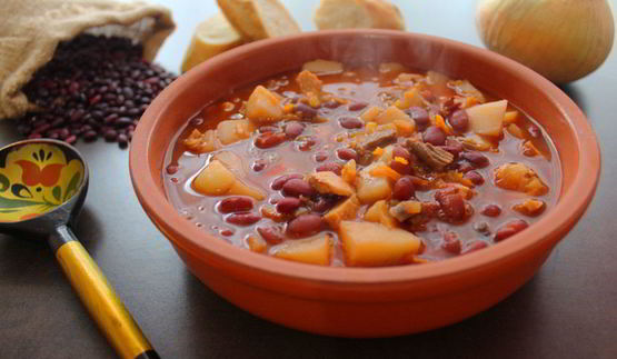 фасолевый суп на говяжьем бульоне со свининой