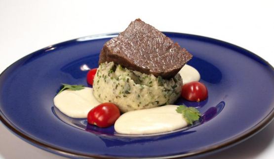 говядина, томленная в крепком бульоне