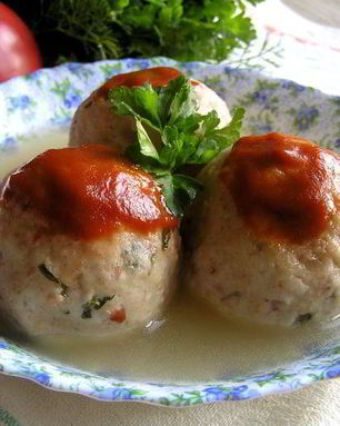 Канедерли из хлеба и колбас в бульоне