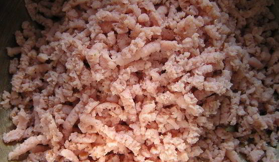 канедерли из хлеба и колбас в бульоне