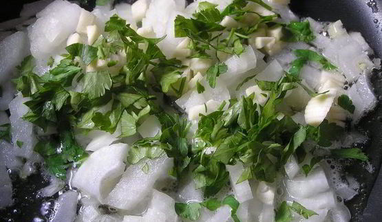 канедерли из хлеба и колбас в бульоне