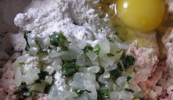 канедерли из хлеба и колбас в бульоне