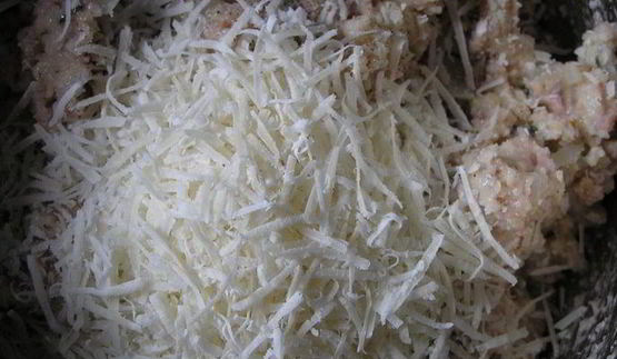 канедерли из хлеба и колбас в бульоне