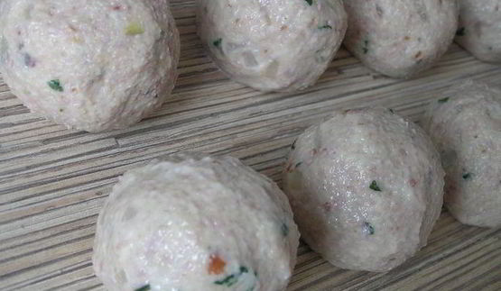 канедерли из хлеба и колбас в бульоне