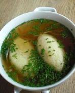 Крепкий говяжий бульон с клецками