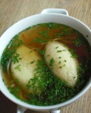 Крепкий говяжий бульон с клецками