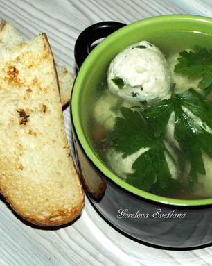 Куриный бульон с фрикадельками из индейки