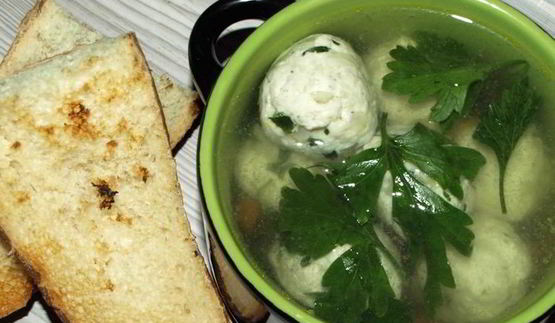 куриный бульон с фрикадельками из индейки